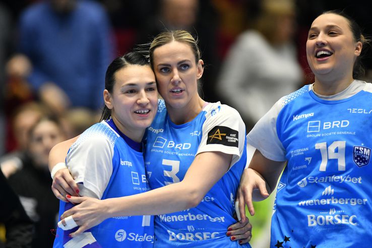 Cristina Neagu și Emilie Arntzen la finalul partidei dintre CSM București și HC Podravka FOTO Cristi Preda