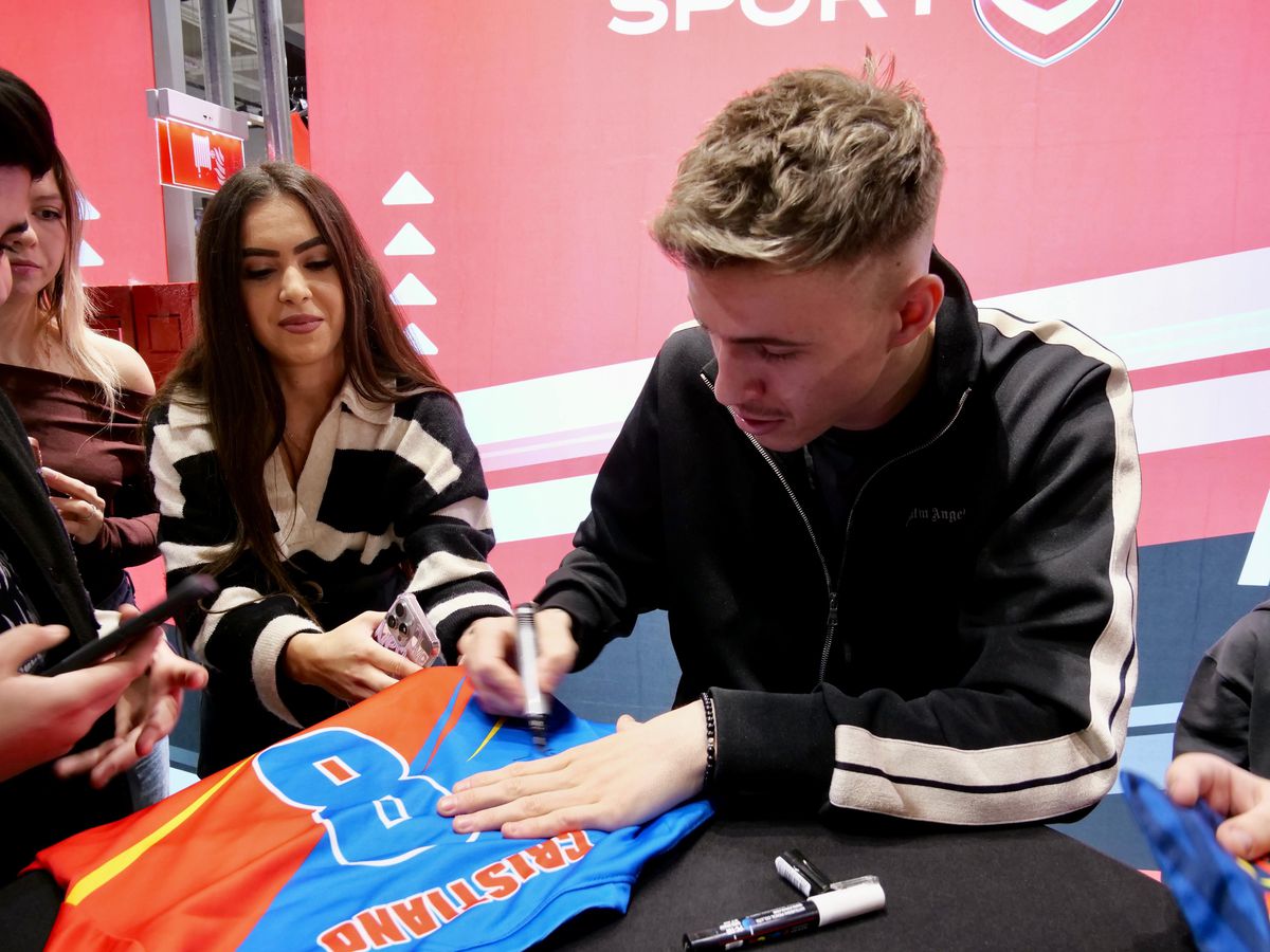 Cum arată piciorul lui Tavi Popescu » Extrema de la FCSB a creat isterie printre fanii care au venit pentru poze