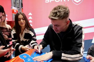 Cum arată piciorul lui Tavi Popescu » Scandări rasiste și înjurături către rivale din partea micilor fani FCSB