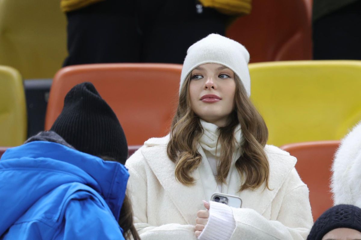 „Albă ca zăpada” a venit la FCSB - Sepsi să-și susțină iubitul fotbalist » Gest special surprins în minutul 8