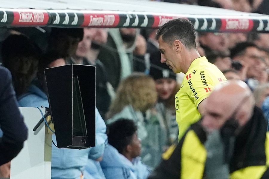 Arbitrul Soto Grado, chemat la VAR pentru a revedea faultul lui Tchouameni. Foto: Imago A fost făcut public! Dialogul ireal pe care l-a avut arbitrul cu asistentul VAR la Real - Atletico: „Nu se vede clar, dar îl voi acorda”