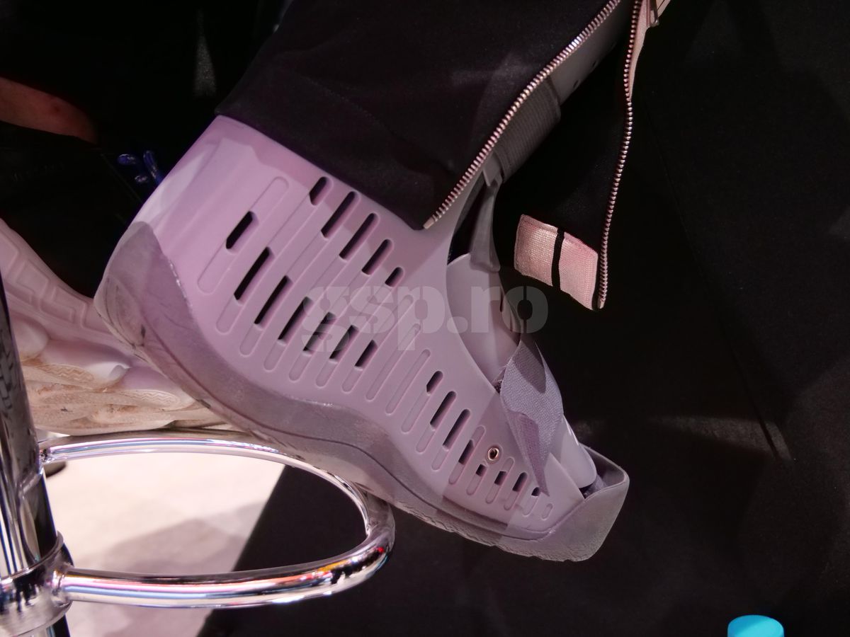 Cum arată piciorul lui Tavi Popescu » Extrema de la FCSB a creat isterie printre fanii care au venit pentru poze