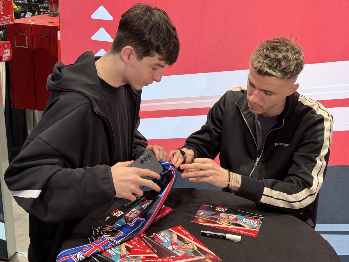 Cum arată piciorul lui Tavi Popescu » Extrema de la FCSB a creat isterie printre fanii care au venit pentru poze