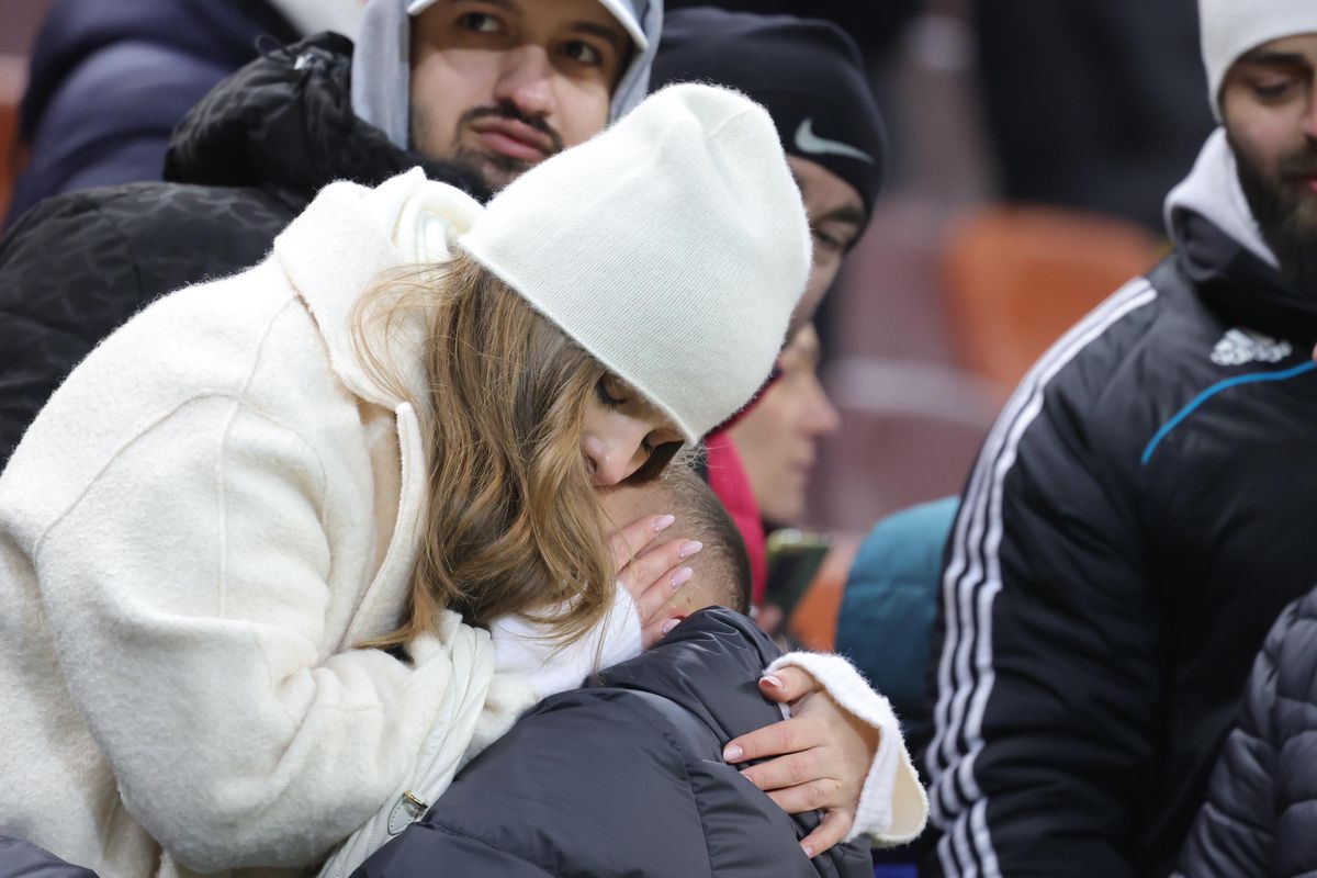 „Albă ca zăpada” a venit la FCSB - Sepsi să-și susțină iubitul fotbalist » Gest special surprins în minutul 8