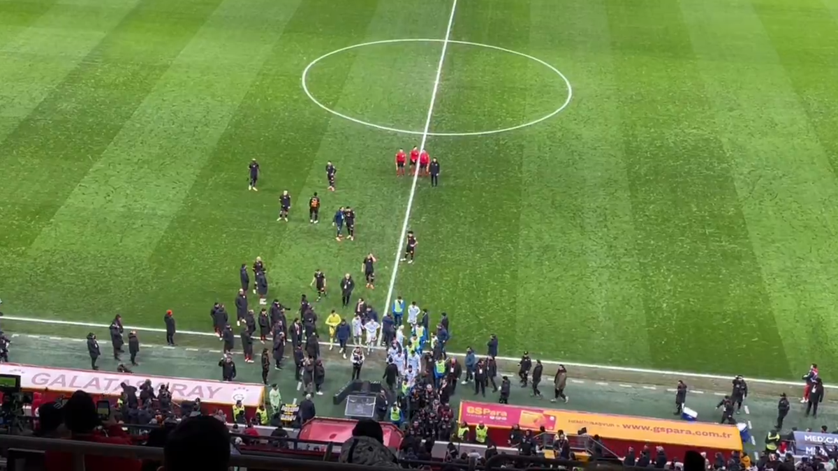 Haos în Turcia! Meciul lui Galatasaray, ABANDONAT după o decizie scandaloasă » Adversarii au ieșit de pe teren