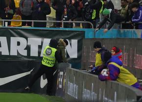 Nu s-a văzut la TV în FCSB - Sepsi 3-0 » Stewardul „l-a azvârlit” peste reclame