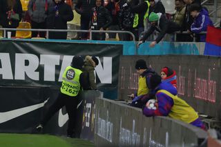 Nu s-a văzut la TV în FCSB - Sepsi 3-0 » Stewardul „l-a azvârlit” peste reclame