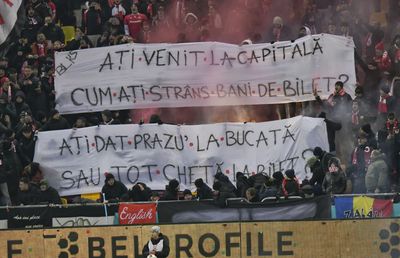 Duelul galeriilor în Dinamo - Craiova » Mesaje ironice afișate de suporteri: „Ați venit la capitală, cum ați strâns bani de bilet?”