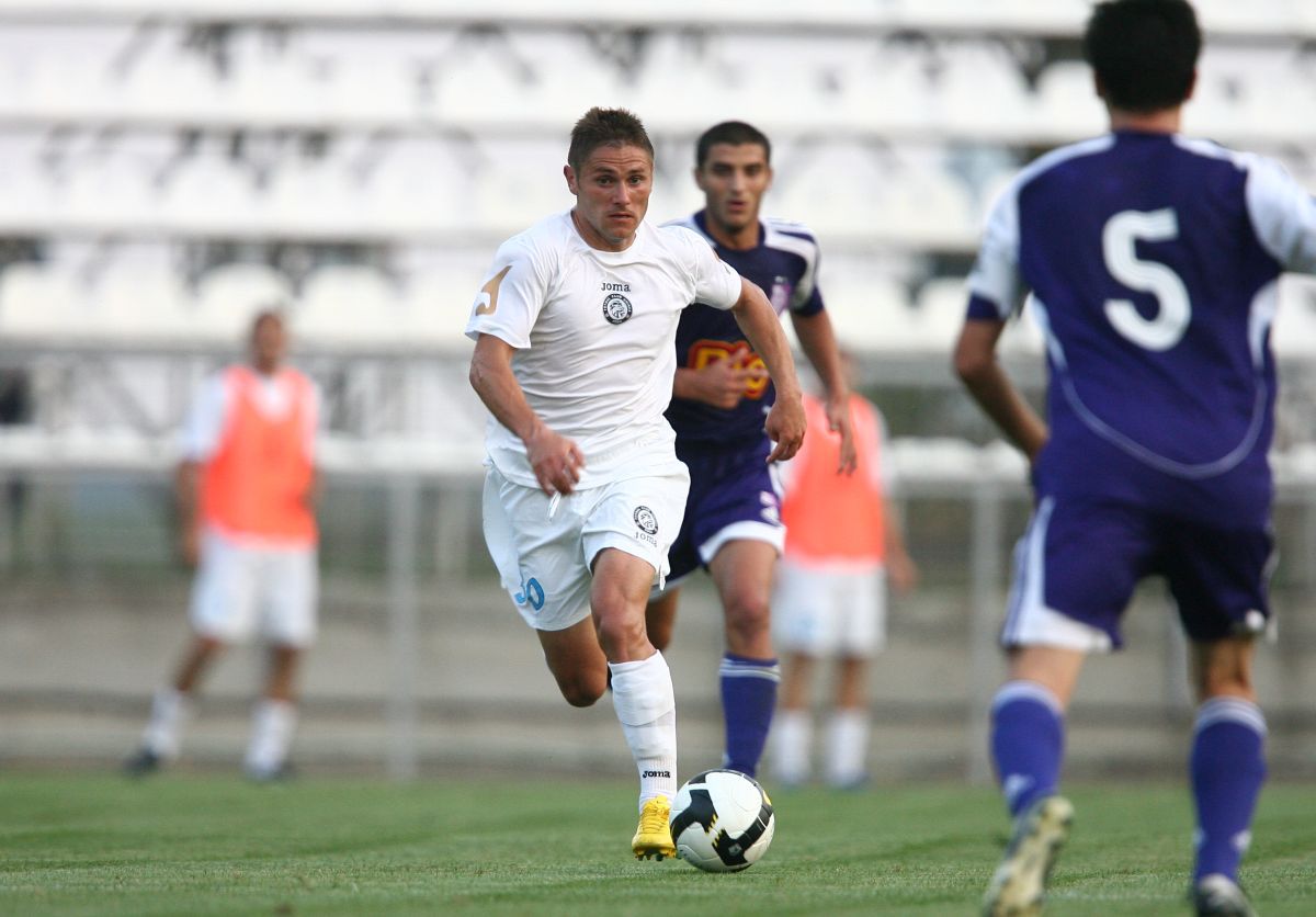 „Ca să vedeți extrema în care se dusese, uitați ce i-a făcut copilului meu!” » Fotbalistul „terorizat” de Dan Petrescu: „Mister, nu mi-am mai văzut soția de o lună!” / „«Treci în autocar!»”