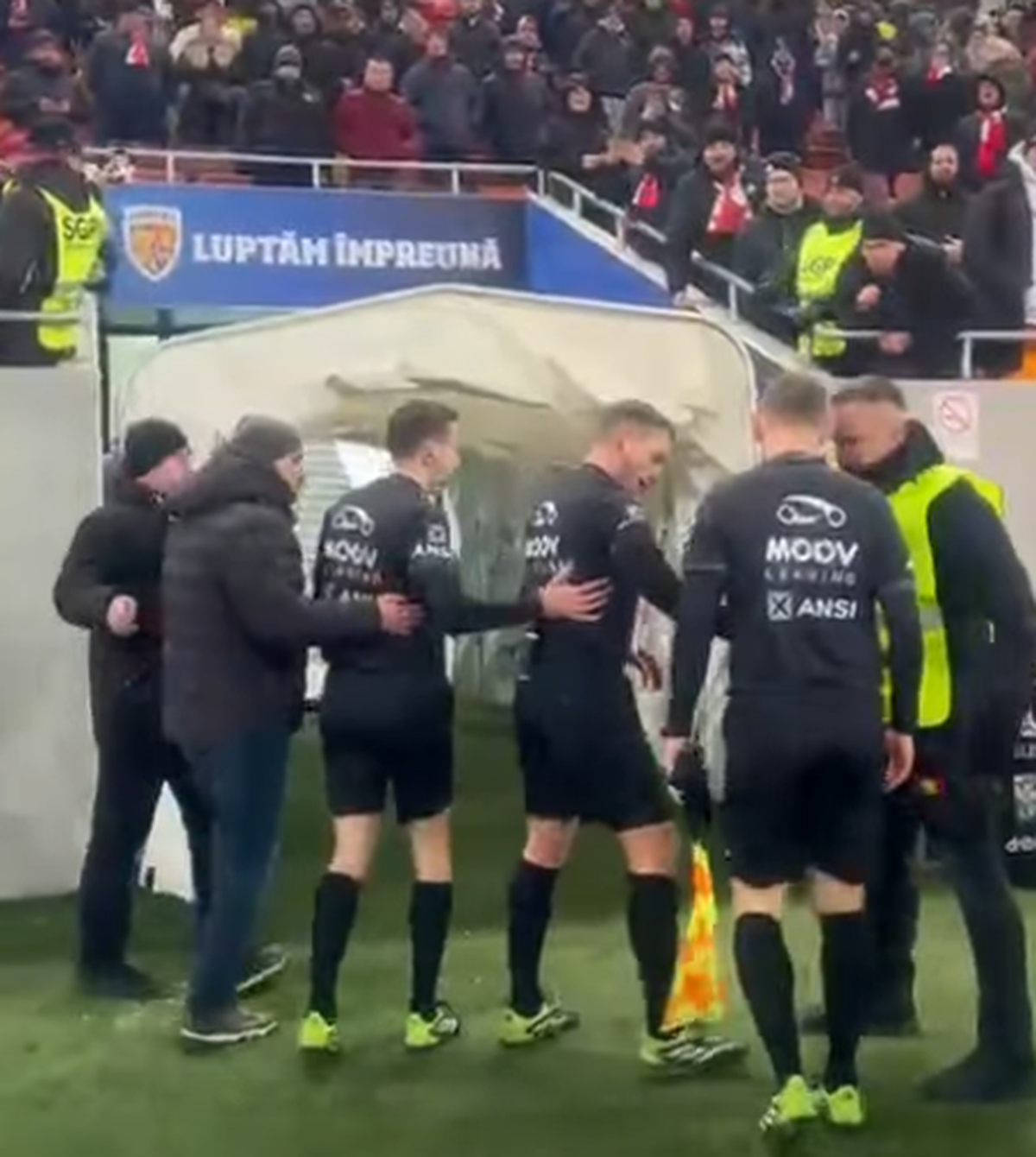 Istvan Kovacs a fost lovit de un obiect venit din tribună imediat după Dinamo - Craiova