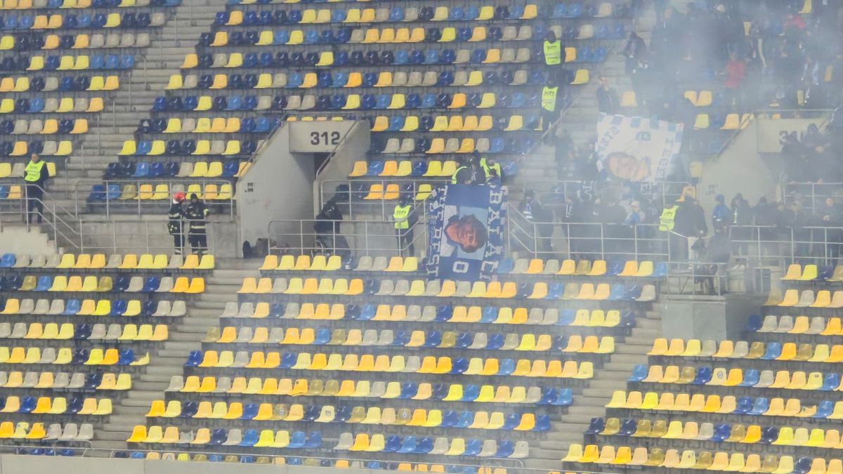 Duelul galeriilor în Dinamo - Craiova » Mesaje ironice afișate de suporteri: „Ați venit la capitală, cum ați strâns bani de bilet?”