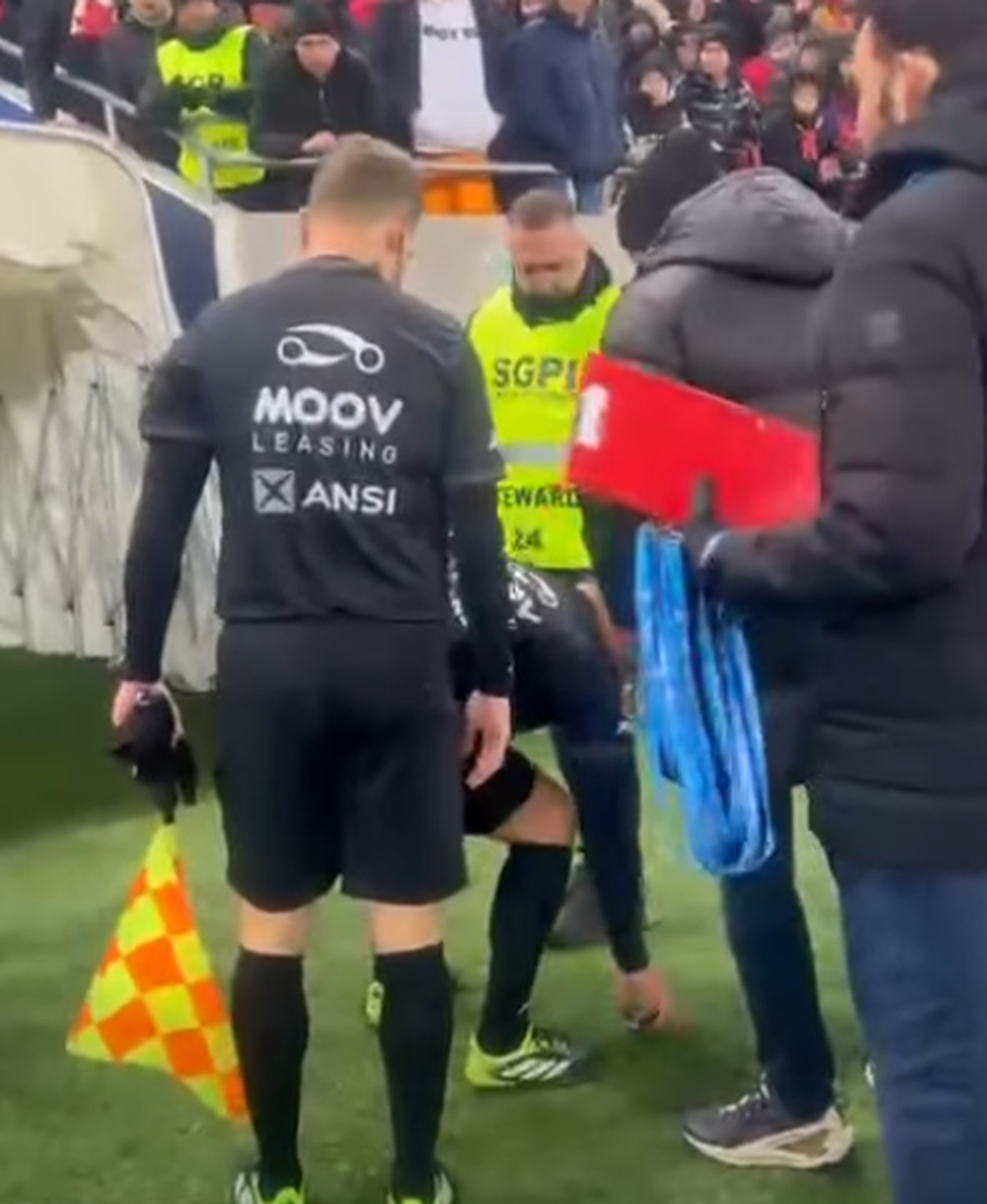 Istvan Kovacs a fost lovit de un obiect venit din tribună imediat după Dinamo - Craiova