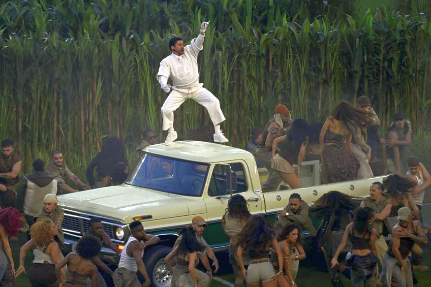 Donald Trump a făcut praf show-ul lui Bad Bunny din pauza Super Bowl // FOTO: Imago Images