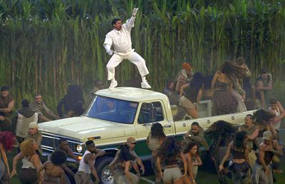 Donald Trump jignește și după Super Bowl LX: „Imagini dezgustătoare pentru copii! Nimeni nu înțelege un cuvânt din ce spune tipul ăsta”