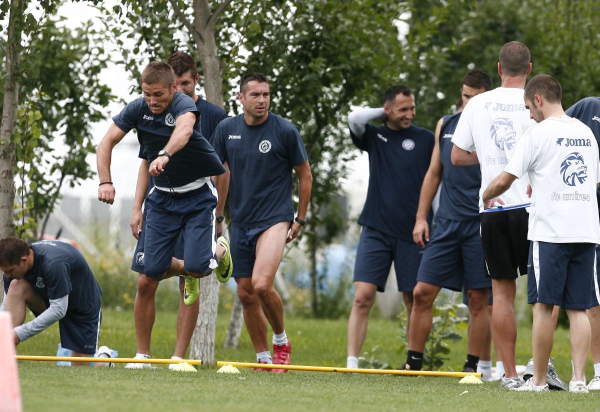 „Ca să vedeți extrema în care se dusese, uitați ce i-a făcut copilului meu!” » Fotbalistul „terorizat” de Dan Petrescu: „Mister, nu mi-am mai văzut soția de o lună!” / „«Treci în autocar!»”