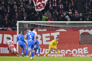 Fază de manual și inspirația lui Kopic! Dinamo marchează după o centrare perfectă a lui Opruț, din prima