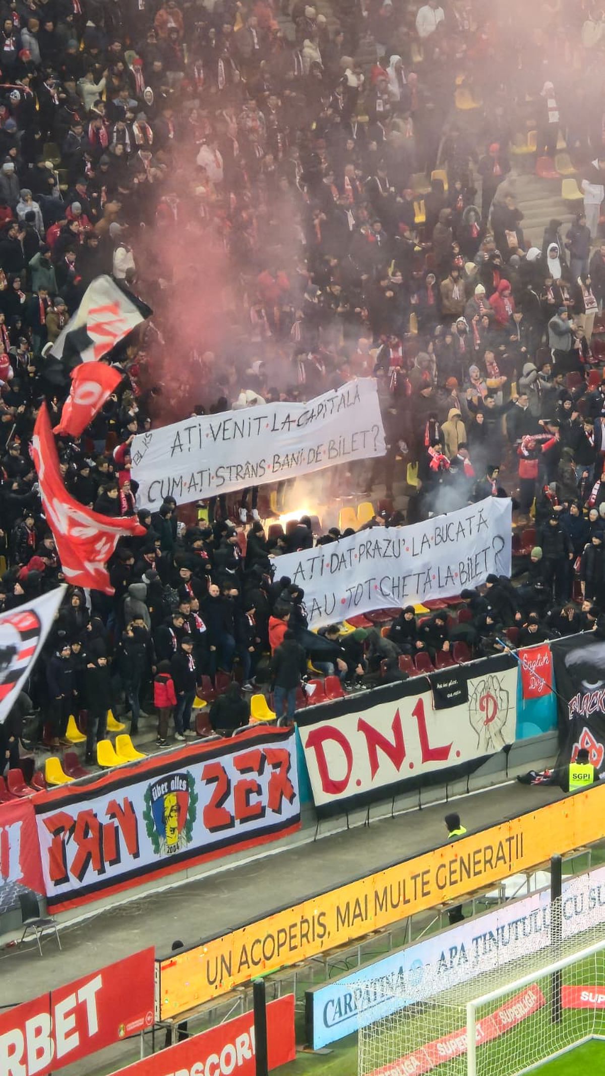Duelul galeriilor în Dinamo - Craiova » Mesaje ironice afișate de suporteri: „Ați venit la capitală, cum ați strâns bani de bilet?”