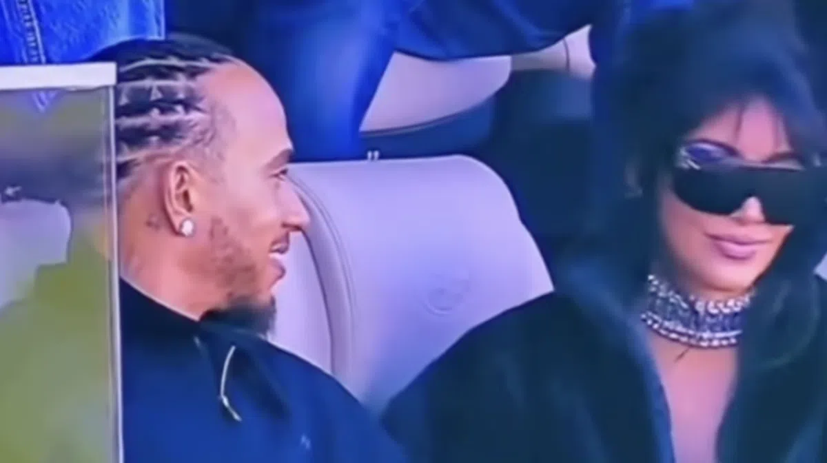 Cum au fost surprinși Kim Kardashian și Lewis Hamilton în loja de la  Super Bowl