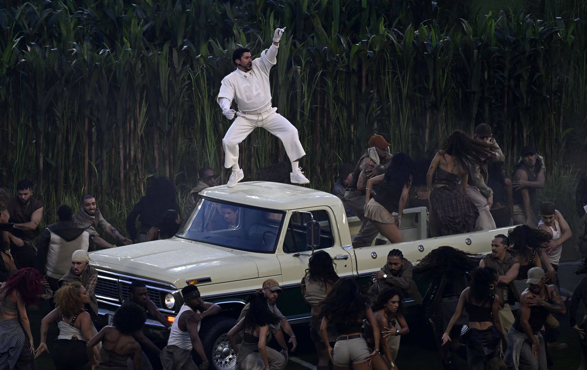 Donald Trump jignește și după Super Bowl LX: „Imagini dezgustătoare pentru copii! Nimeni nu înțelege un cuvânt din ce spune tipul ăsta”