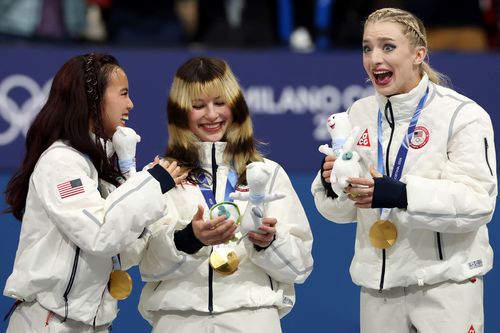 Patinatoarele americane Ellie Kam, Alysa Liu and Amber Glenn, campioane olimpice cu echipa la JO 2026 Foto: Guliver/GettyImages