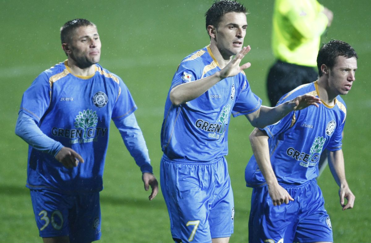 „Ca să vedeți extrema în care se dusese, uitați ce i-a făcut copilului meu!” » Fotbalistul „terorizat” de Dan Petrescu: „Mister, nu mi-am mai văzut soția de o lună!” / „«Treci în autocar!»”