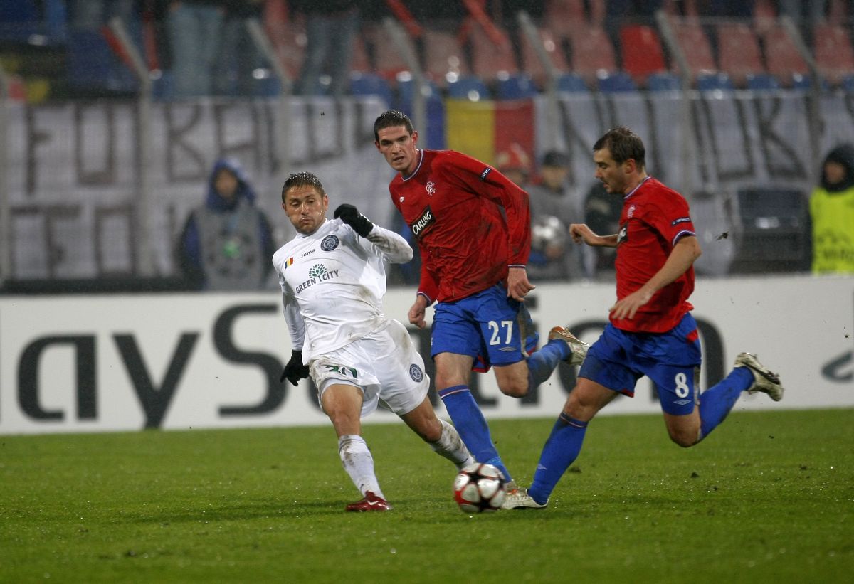 „Ca să vedeți extrema în care se dusese, uitați ce i-a făcut copilului meu!” » Fotbalistul „terorizat” de Dan Petrescu: „Mister, nu mi-am mai văzut soția de o lună!” / „«Treci în autocar!»”