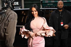 Cum au fost surprinși Kim Kardashian și Lewis Hamilton în loja de la  Super Bowl