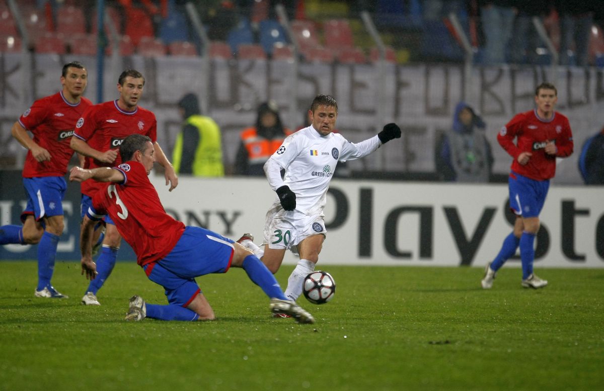 „Ca să vedeți extrema în care se dusese, uitați ce i-a făcut copilului meu!” » Fotbalistul „terorizat” de Dan Petrescu: „Mister, nu mi-am mai văzut soția de o lună!” / „«Treci în autocar!»”