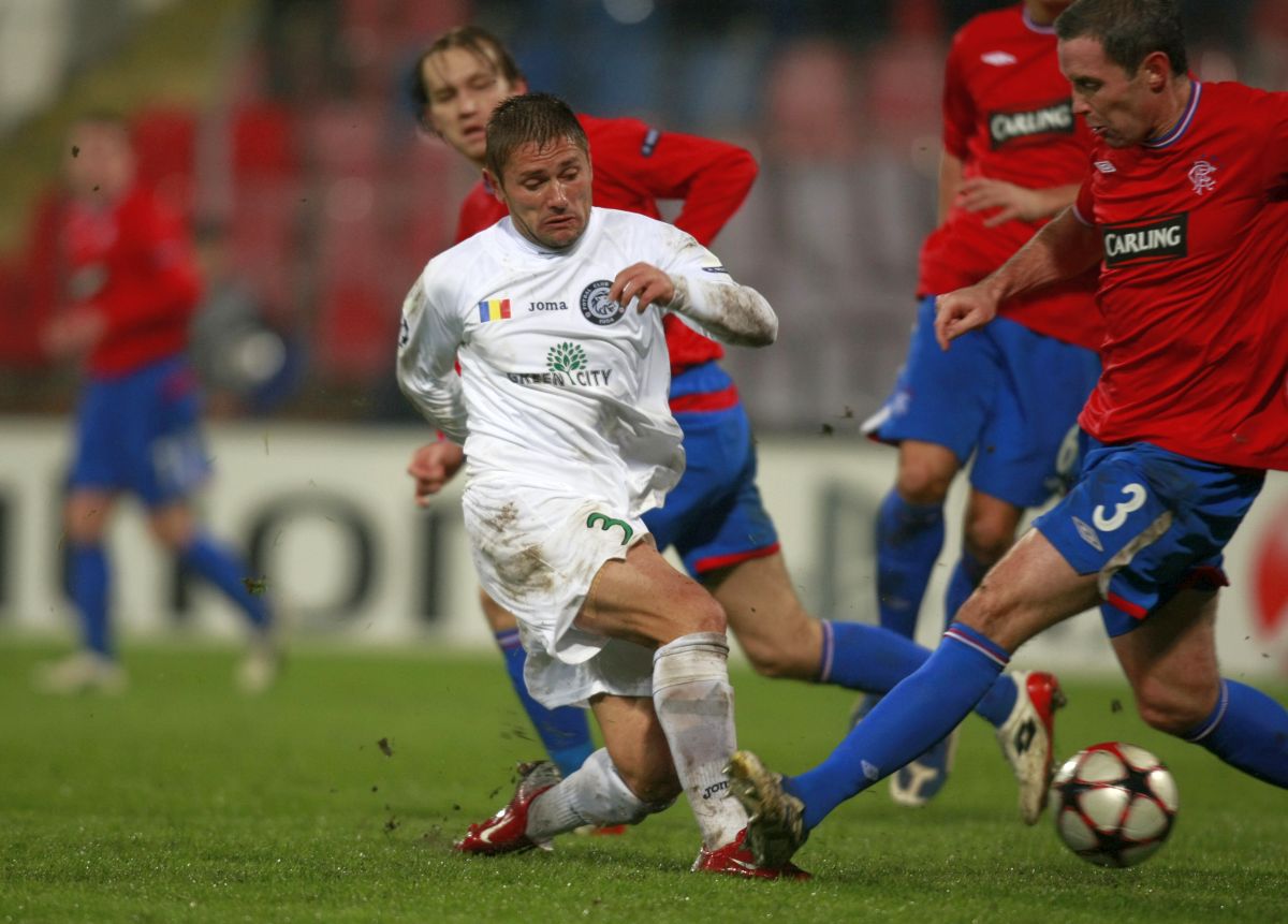 „Ca să vedeți extrema în care se dusese, uitați ce i-a făcut copilului meu!” » Fotbalistul „terorizat” de Dan Petrescu: „Mister, nu mi-am mai văzut soția de o lună!” / „«Treci în autocar!»”