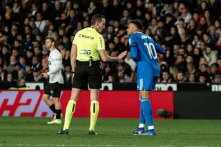 Fanii Valenciei l-au jignit pe Kylian Mbappe: „Fiu de cățea!”  » Francezul s-a certat cu arbitrii