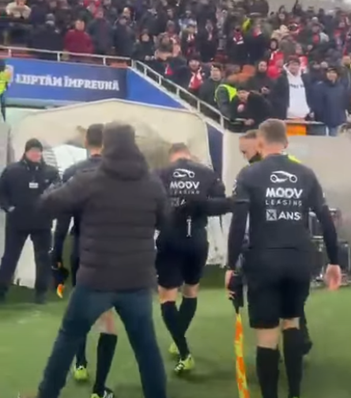 Istvan Kovacs a fost lovit de un obiect venit din tribună imediat după Dinamo - Craiova