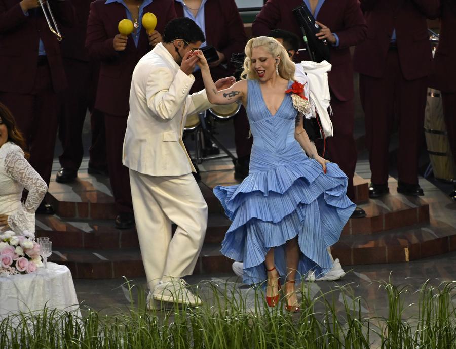 Bad Bunny, show la pauza Super Bowl 60 // FOTO: Imago Images Shakira l-a băgat în buzunar pe Bad Bunny! » Câte sute de milioane au privit deschiderea Mondialului din Mexic