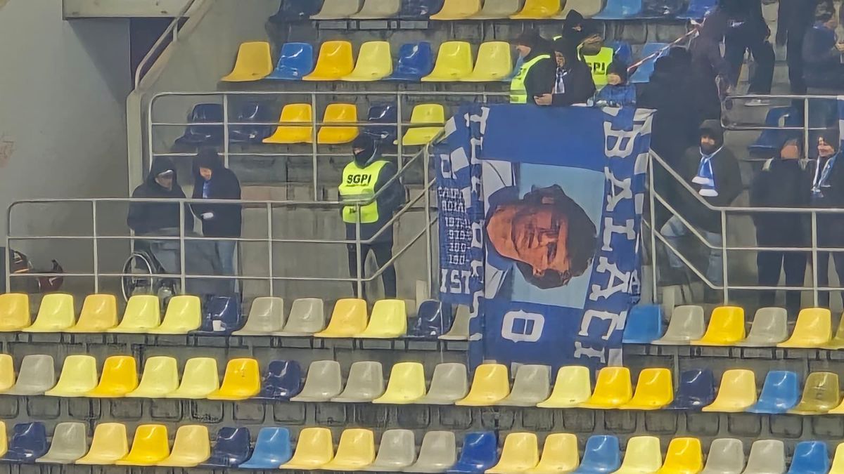 Duelul galeriilor în Dinamo - Craiova » Mesaje ironice afișate de suporteri: „Ați venit la capitală, cum ați strâns bani de bilet?”