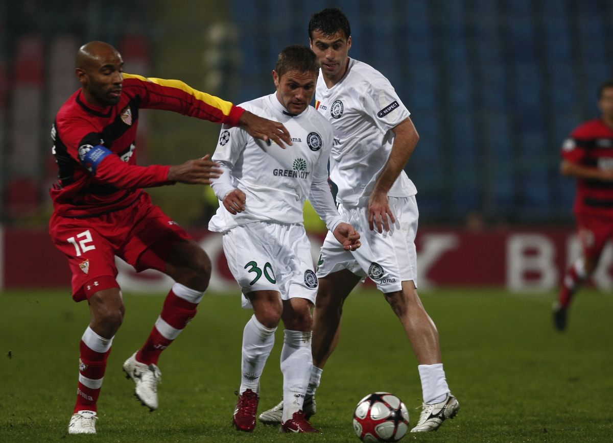 „Ca să vedeți extrema în care se dusese, uitați ce i-a făcut copilului meu!” » Fotbalistul „terorizat” de Dan Petrescu: „Mister, nu mi-am mai văzut soția de o lună!” / „«Treci în autocar!»”