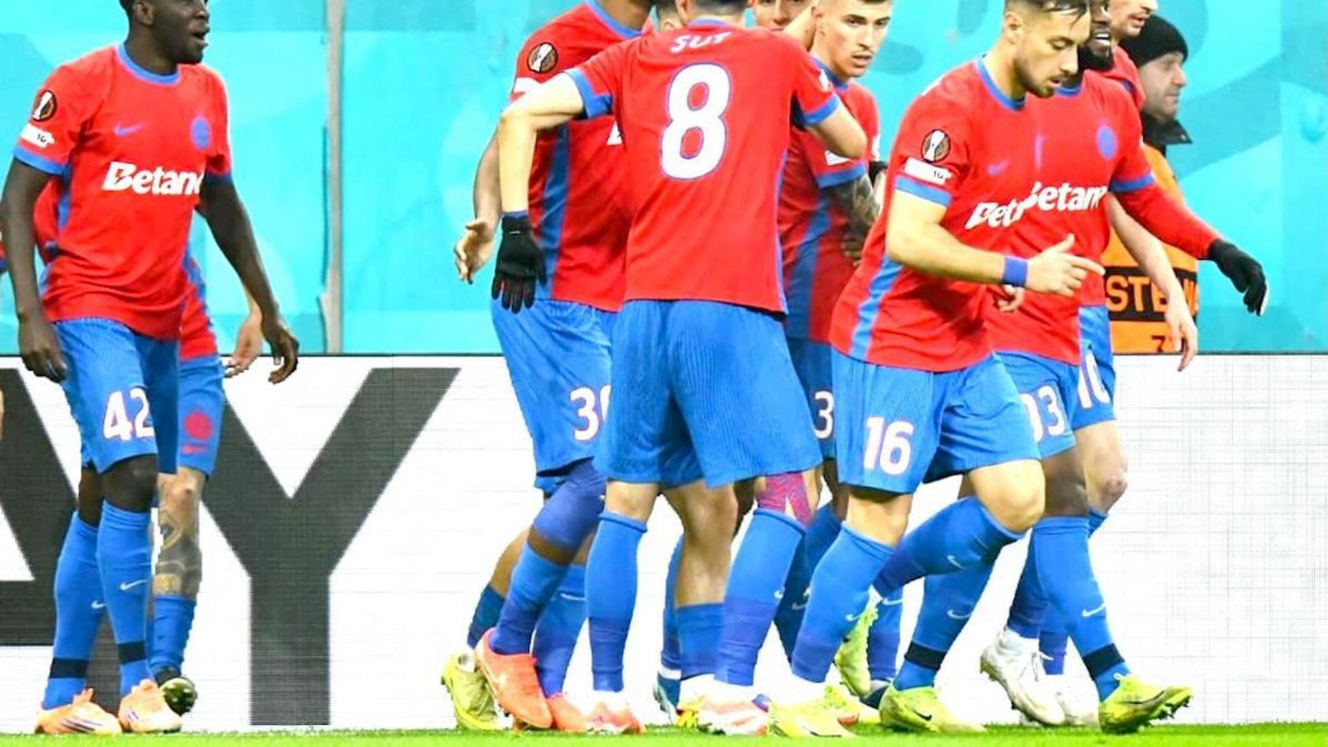 Siyabonga Ngezana în tricoul FCSB, ținându-și genunchiul afectat de menisc, pregătit pentru absență medicală prelungită. | sursa foto: Gazeta Sporturilor