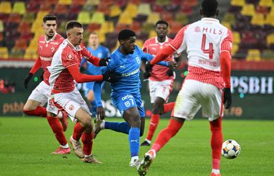 Golgheterul Universității Craiova, accidentat în meciul cu Dinamo » A fost schimbat în minutul 48