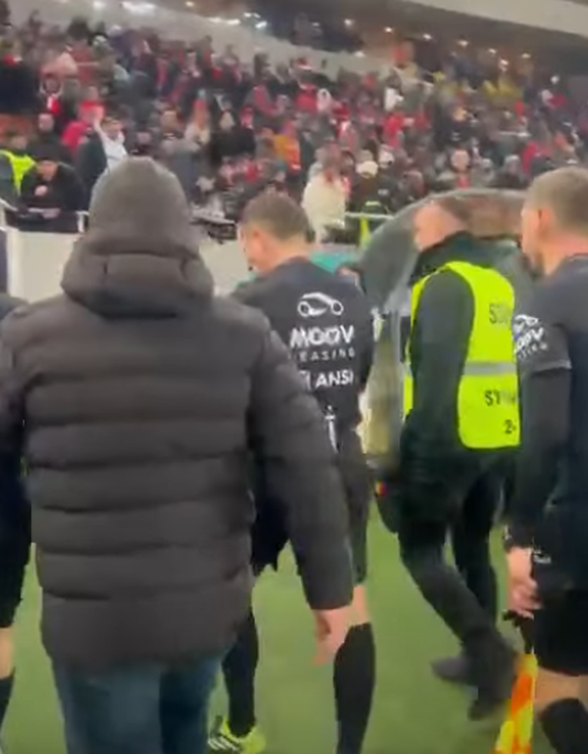 Istvan Kovacs a fost lovit de un obiect venit din tribună imediat după Dinamo - Craiova