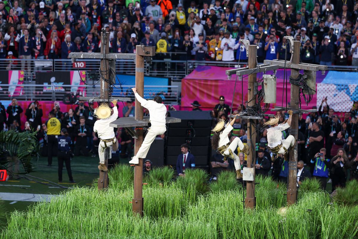Donald Trump jignește și după Super Bowl LX: „Imagini dezgustătoare pentru copii! Nimeni nu înțelege un cuvânt din ce spune tipul ăsta”