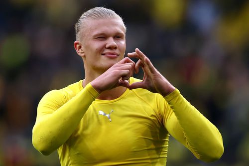 Erling Haaland (21 ani), atacantul Borussiei Dortmund, urmează să-și decidă în următoarele săptâmâni viitorul pas în carieră. Manchester City și Real Madrid sunt în continuare cele mai importante nume care se luptă pentru semnătura norvegianului.