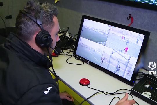 A început pregătirea practică a arbitrilor pentru operarea sistemului VAR // foto: captură FRF TV
