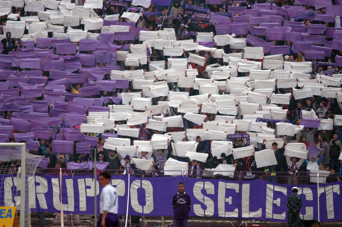 Derby-ul Dinamo - Poli Timișoara, în 30 de imagini incendiare » Cele mai dure mesaje ale unei rivalități aprige: „Pe titlurile și cupele voastre sigiliu DNA”