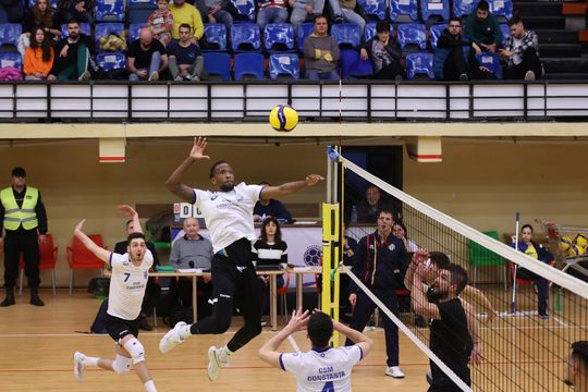 Tevin Ferrel St. Jean în acțiune într-un meci din campionatul României FOTO Elis Iordache