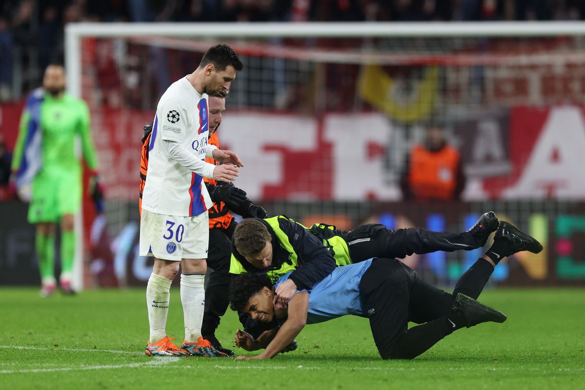 Un spectator a intrat pe teren și a sprintat direct către Messi » Starul de la PSG n-a mai apucat să facă nimic