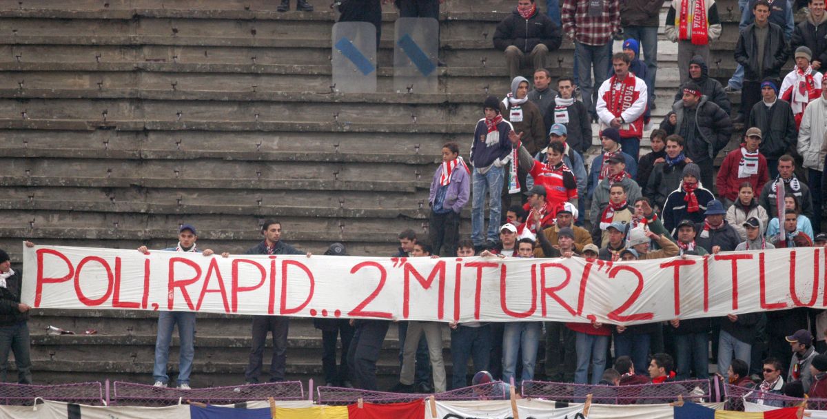 Derby-ul Dinamo - Poli Timișoara, în 30 de imagini incendiare » Cele mai dure mesaje ale unei rivalități aprige: „Pe titlurile și cupele voastre sigiliu DNA”