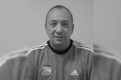 Bacăul fotbalistic este iarăși în doliu. Unul dintre cei mai tehnici mijlocași crescuți la clubul de pe malurile Bistriței, Giani Olteanu (55 ani), a murit subit marți noapte, cel mai probabil ca urmare a unui infarct.