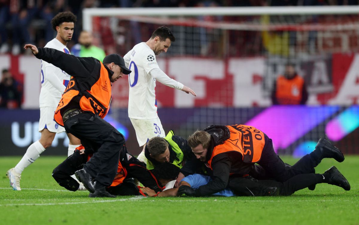 Un spectator a intrat pe teren și a sprintat direct către Messi » Starul de la PSG n-a mai apucat să facă nimic