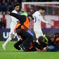 După Bayern - PSG 2-0 în returul „optimilor” Champions League, 3-0 la general, un fan a intrat pe teren pentru a-i atrage atenția lui Leo Messi (35 de ani).