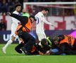 După Bayern - PSG 2-0 în returul „optimilor” Champions League, 3-0 la general, un fan a intrat pe teren pentru a-i atrage atenția lui Leo Messi (35 de ani).