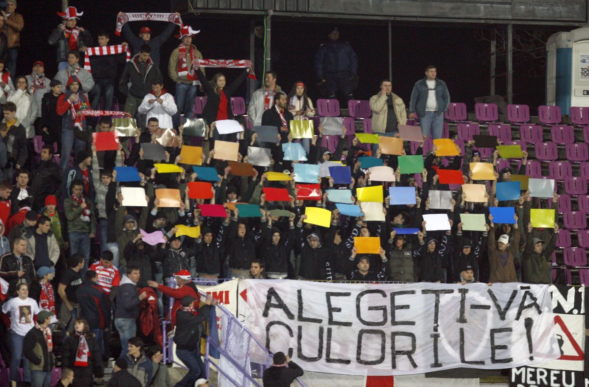 Derby-ul Dinamo - Poli Timișoara, în 30 de imagini incendiare » Cele mai dure mesaje ale unei rivalități aprige: „Pe titlurile și cupele voastre sigiliu DNA”