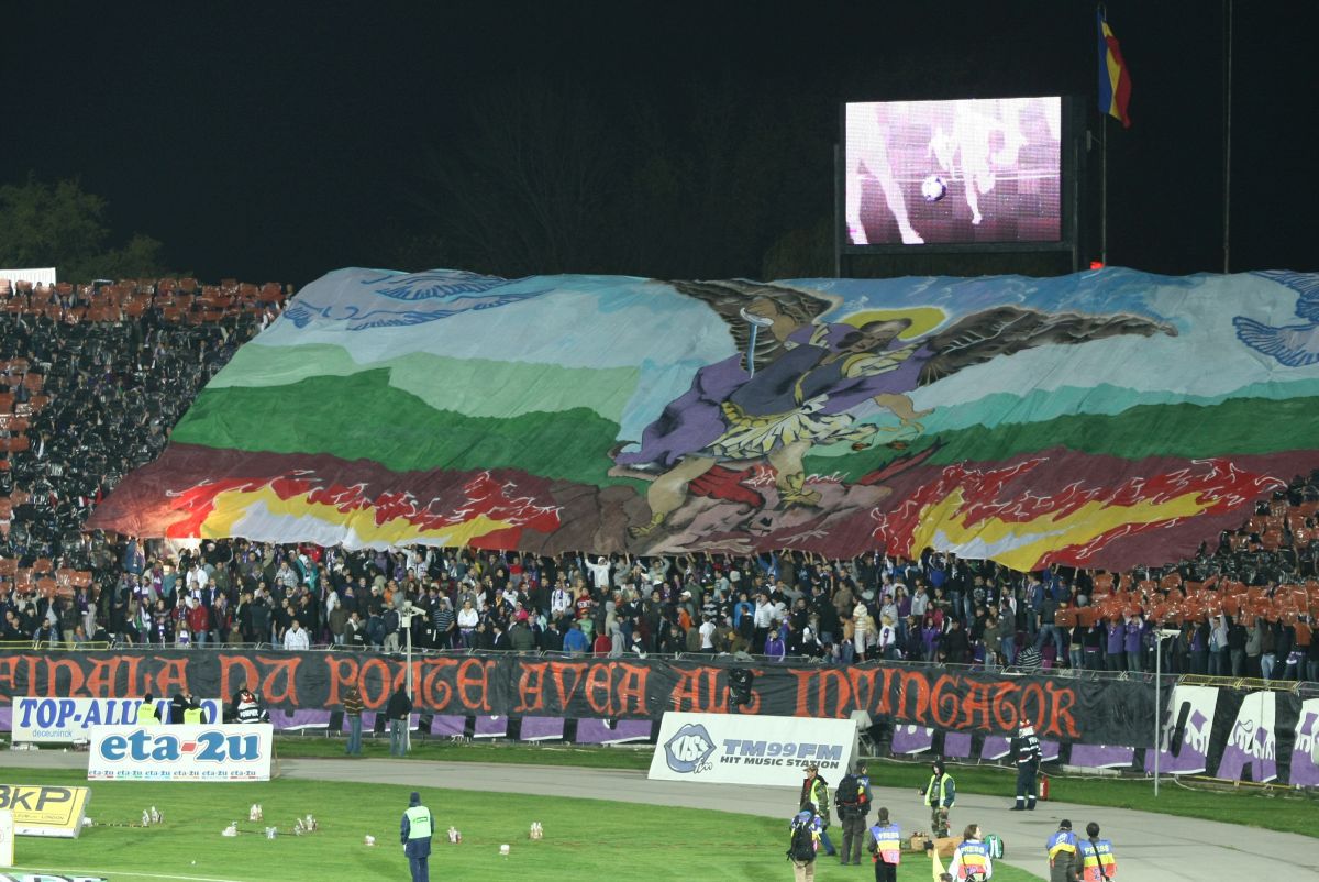 Derby-ul Dinamo - Poli Timișoara, în 30 de imagini incendiare » Cele mai dure mesaje ale unei rivalități aprige: „Pe titlurile și cupele voastre sigiliu DNA”